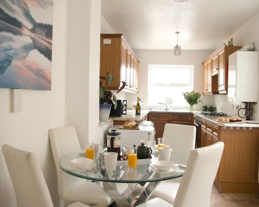 City Centre 4 Bedroom House Γουίντσεστερ Εξωτερικό φωτογραφία