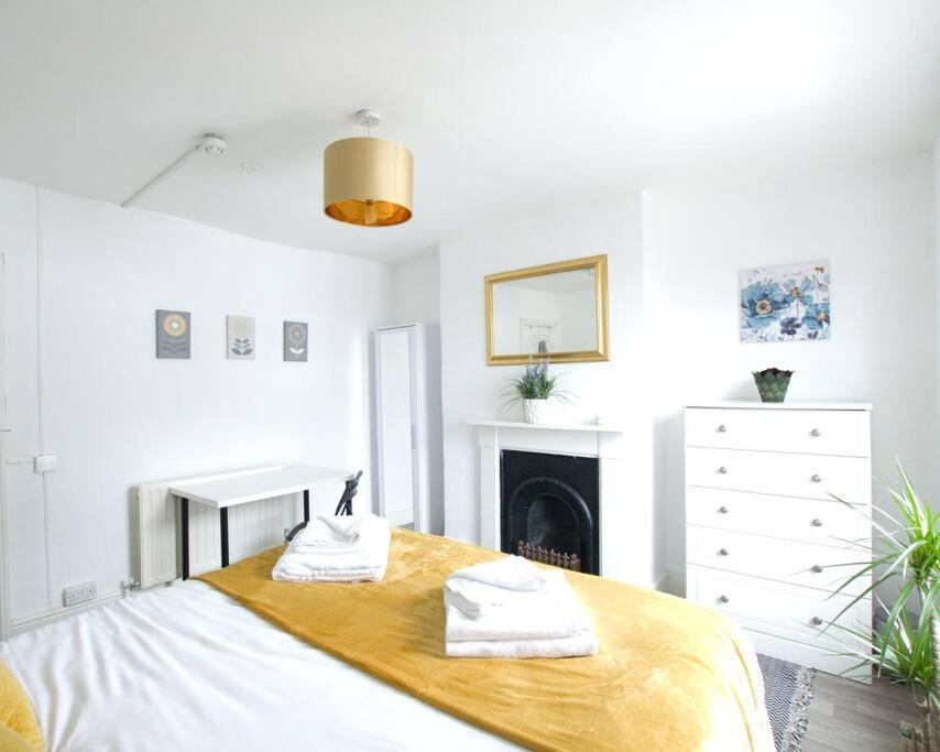 City Centre 4 Bedroom House Γουίντσεστερ Εξωτερικό φωτογραφία