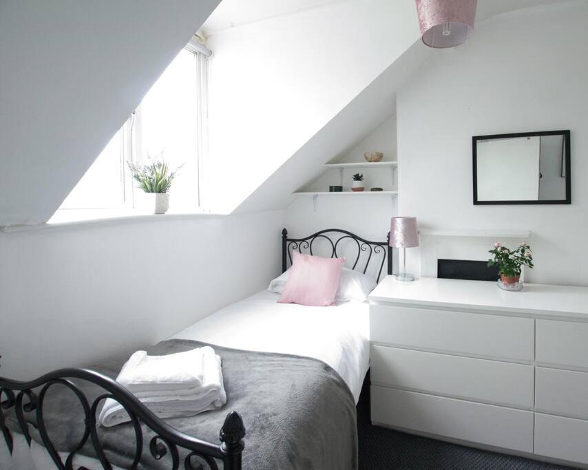 City Centre 4 Bedroom House Γουίντσεστερ Εξωτερικό φωτογραφία