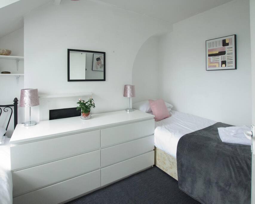 City Centre 4 Bedroom House Γουίντσεστερ Εξωτερικό φωτογραφία